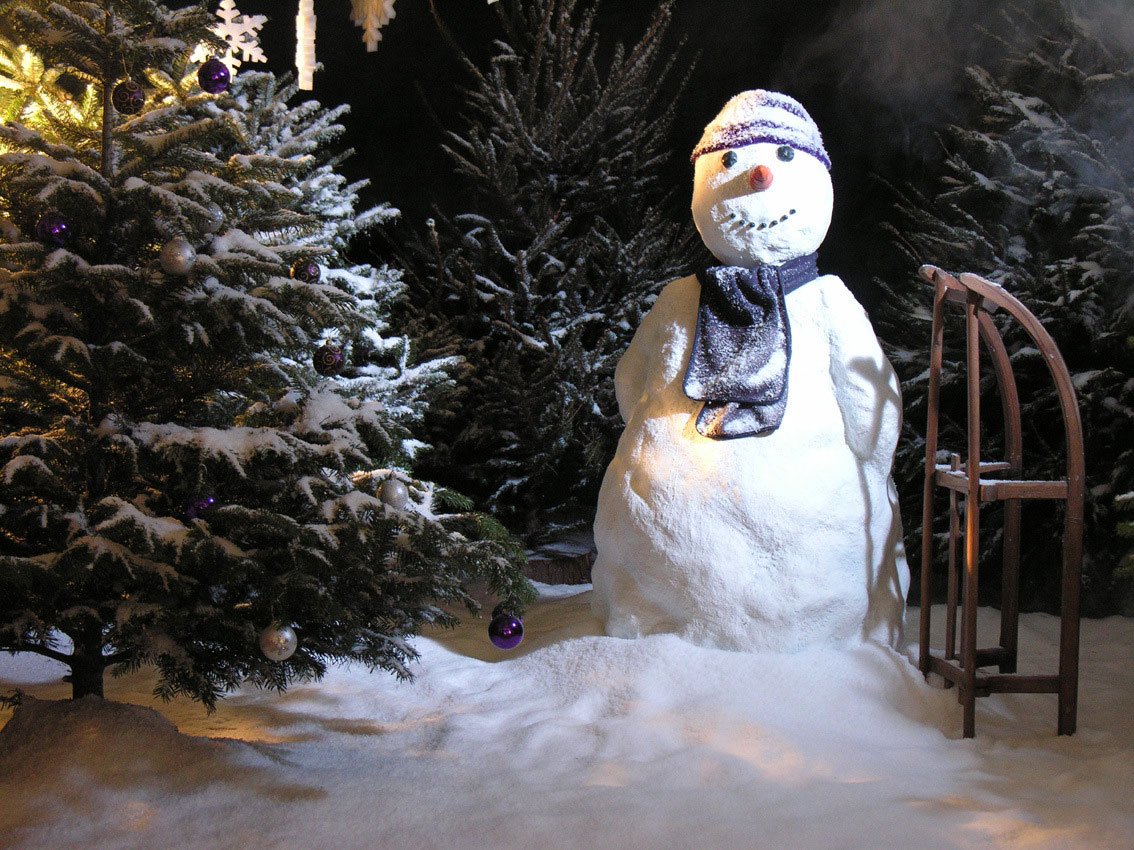 Fake snowman to hire by Snow Business