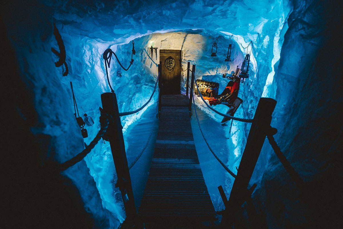 Ice tunnel and cave created by Snow Business for Intu Derby Glacier Bar