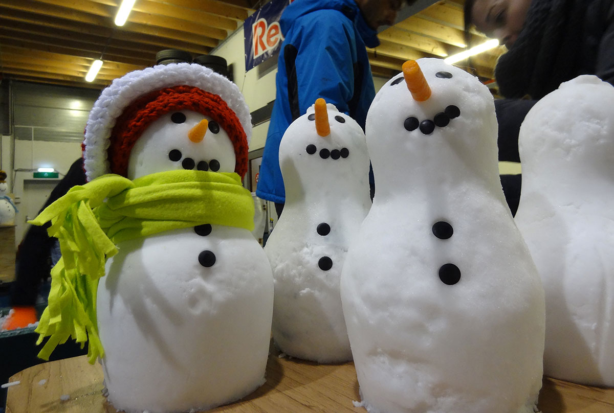 Real snow - snowmen for brand event - Snow Business