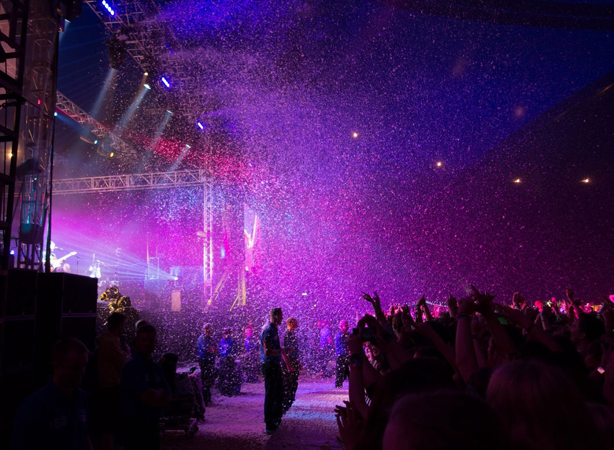 Falling snow effect by Snow Business for Alt J concert